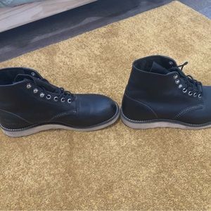 Selling red wing boots. Minor wear and treads still present.